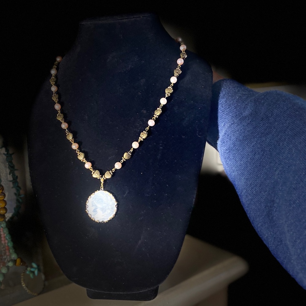 Pearl necklace with hearts